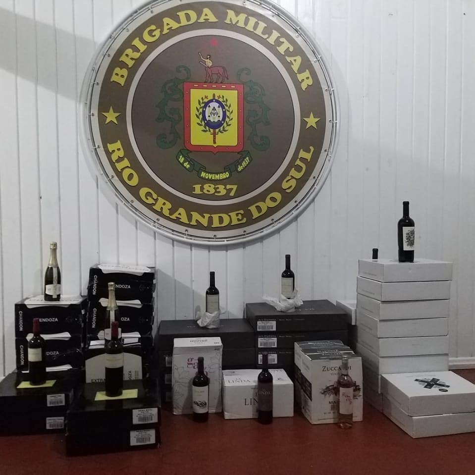 Produtos estrangeiros eram transportados em um veículo abordado na BR 468 (Foto: Divulgação/BM)