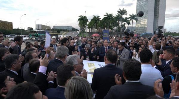 Lideranças gaúchas reunidas em frente ao STF (Foto: Divulgação/FAMURS)