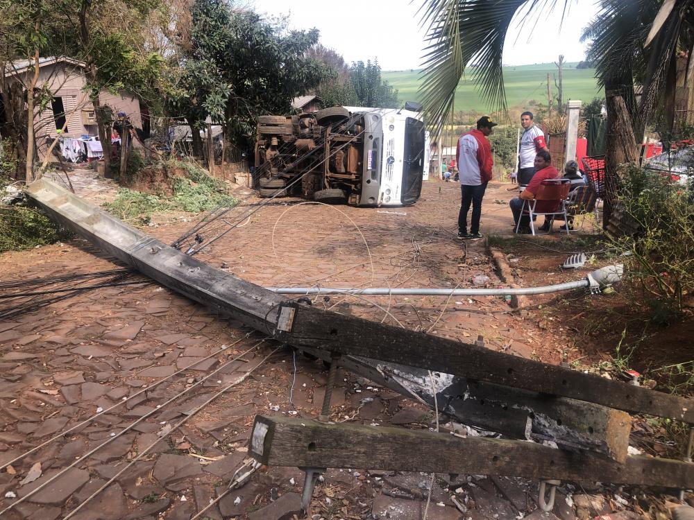 Veículo derrubou um poste de concreto antes de tombar na Rua Bolivar Germano (Foto: Diones Roberto Becker)