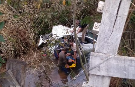 Após sair da pista, carro parou dentro de um córrego (Foto: Vanessa Elsner)
