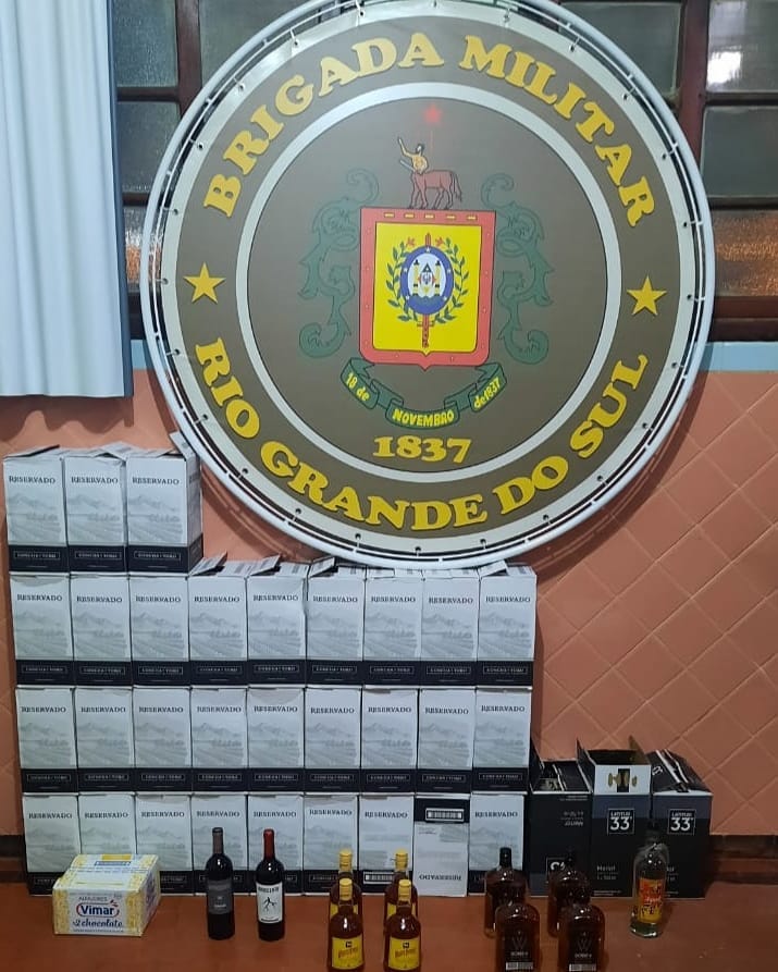 Seguindo orientação da Receita Federal, a Brigada Militar apreendeu as mercadorias e o veículo (Foto: Divulgação/BM)