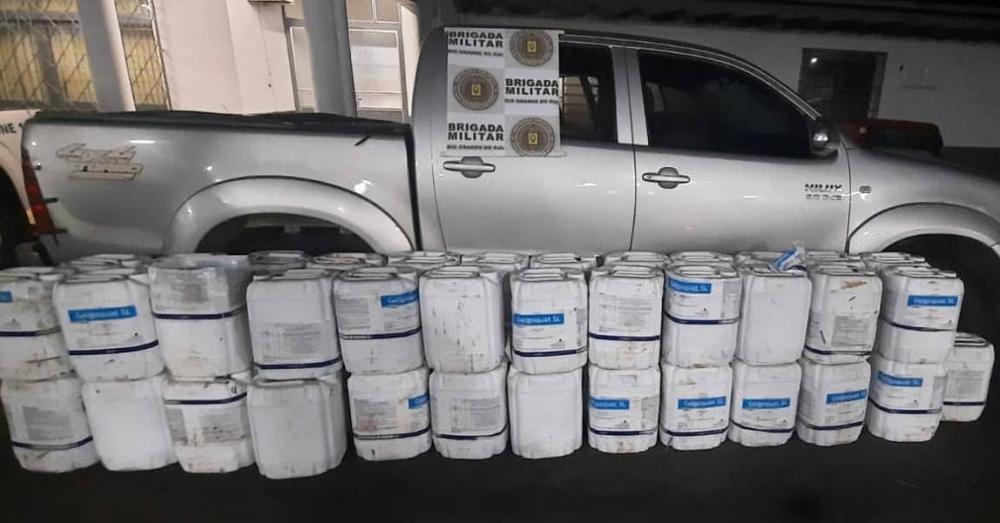 Toyota Hilux e galões de herbicida apreendidos em Tiradentes do Sul (Foto: Divulgação/7º BPM)