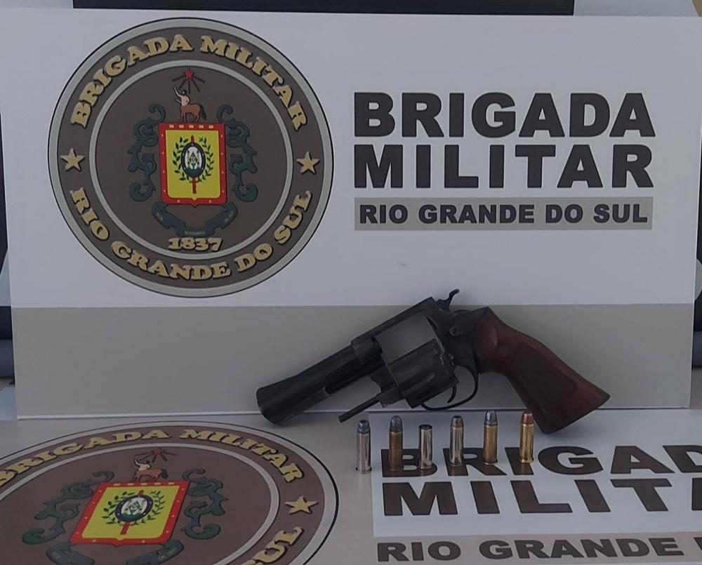 Revólver foi encontrado embaixo do banco do motorista de um veículo abordado na tarde do domingo (15/8) (Foto: Divulgação/BM)