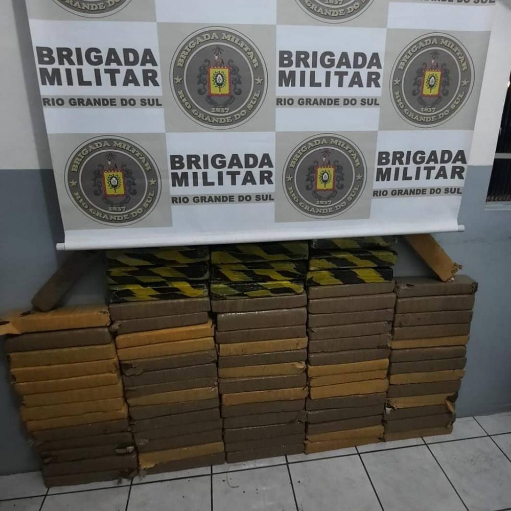 Tabletes de maconha eram transportados em um veículo abordado na BR 468 (Foto: Divulgação/7º BPM)