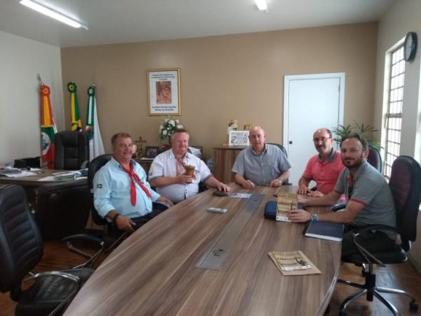Reunião que tratou sobre detalhes da organização do evento que ocorrerá em agosto (Foto: Divulgação/ASCOM Tenente Portela)