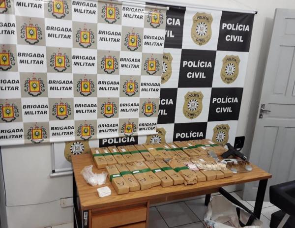 Denúncia anônima levou a apreensão de maconha, cocaína e outros materiais (Foto: Divulgação/22ª DPRI-RS)