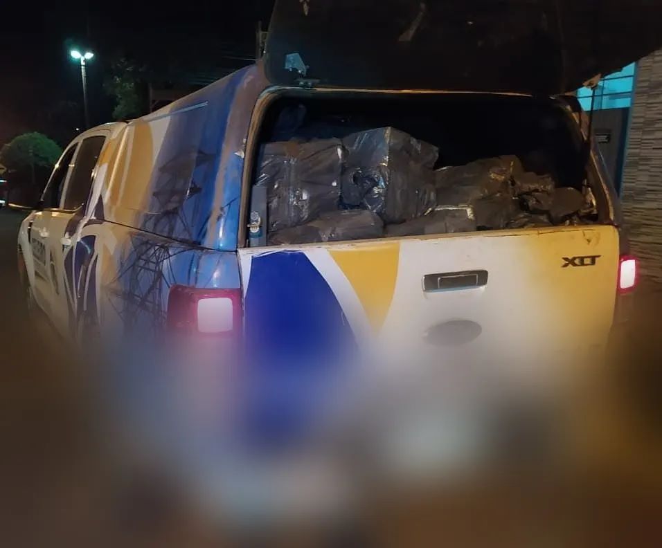 Mercadoria e o veículo foram apreendidos e encaminhados à Receita Federal (Foto: Divulgação/7º BPM)