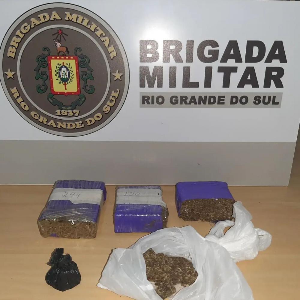Maconha estava distribuída em cinco volumes, totalizando cerca de 570 gramas (Foto: Divulgação/BM)