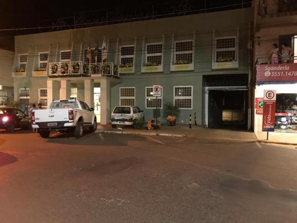Fato que ocorreu em frente à prefeitura de Tenente Portela (Foto: Reprodução/WhatsApp)