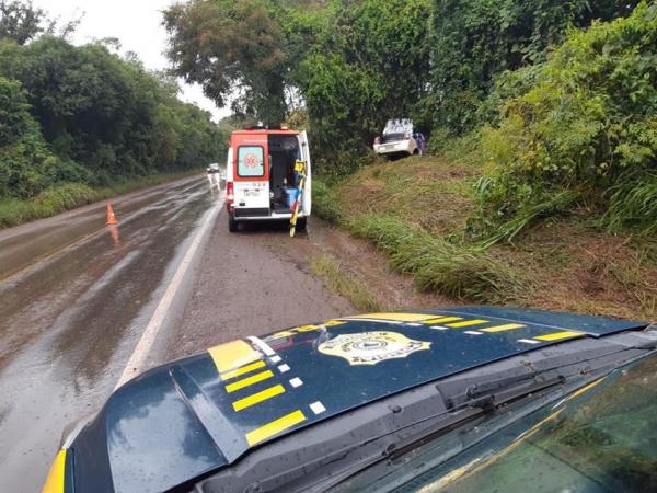 Veículo aquaplanou, saiu da pista e colidiu contra árvores as margens da rodovia (Foto: Divulgação/PRF)
