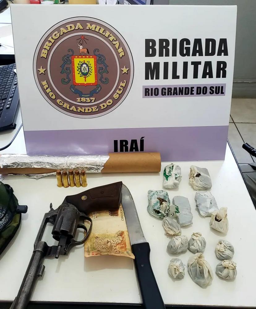 Material apreendido com homem de 38 anos foi entregue na Delegacia de Polícia (Foto: Divulgação)