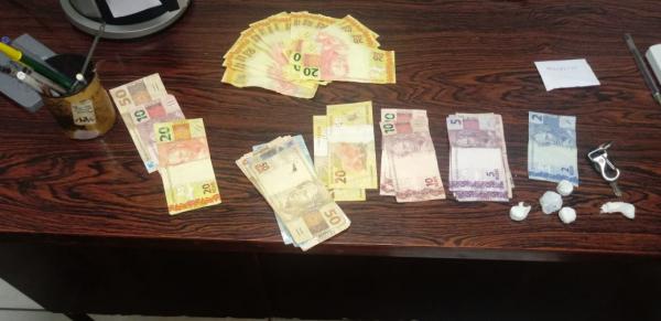 Guarnição policial apreendeu R$ 1.492,00 em espécie, sendo que R$ 300,00 aparentemente eram falsos (Foto: Divulgação/Brigada Militar)