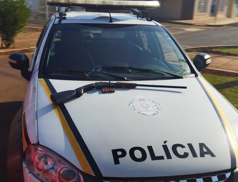 Arma de fogo foi entregue na Delegacia da Polícia Civil (Foto: Divulgação/BM)