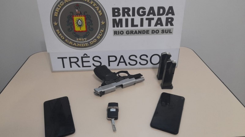 Pistola 9mm foi arremessada pela janela de um veículo, mas acabou encontrada pelos policiais militares (Foto: Divulgação/BM)
