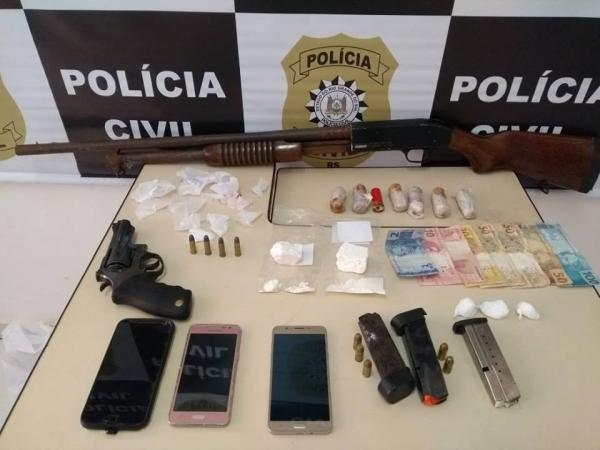 Objetos e a droga apreendida durante a ação policial (Foto: Divulgação/Polícia Civil)