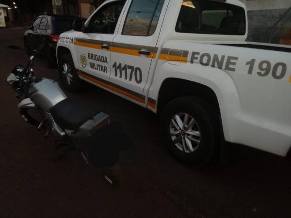 Motocicleta em situação de roubo/furto foi recuperada durante a ação nesta terça-feira (Foto: Divulgação/Brigada Militar)