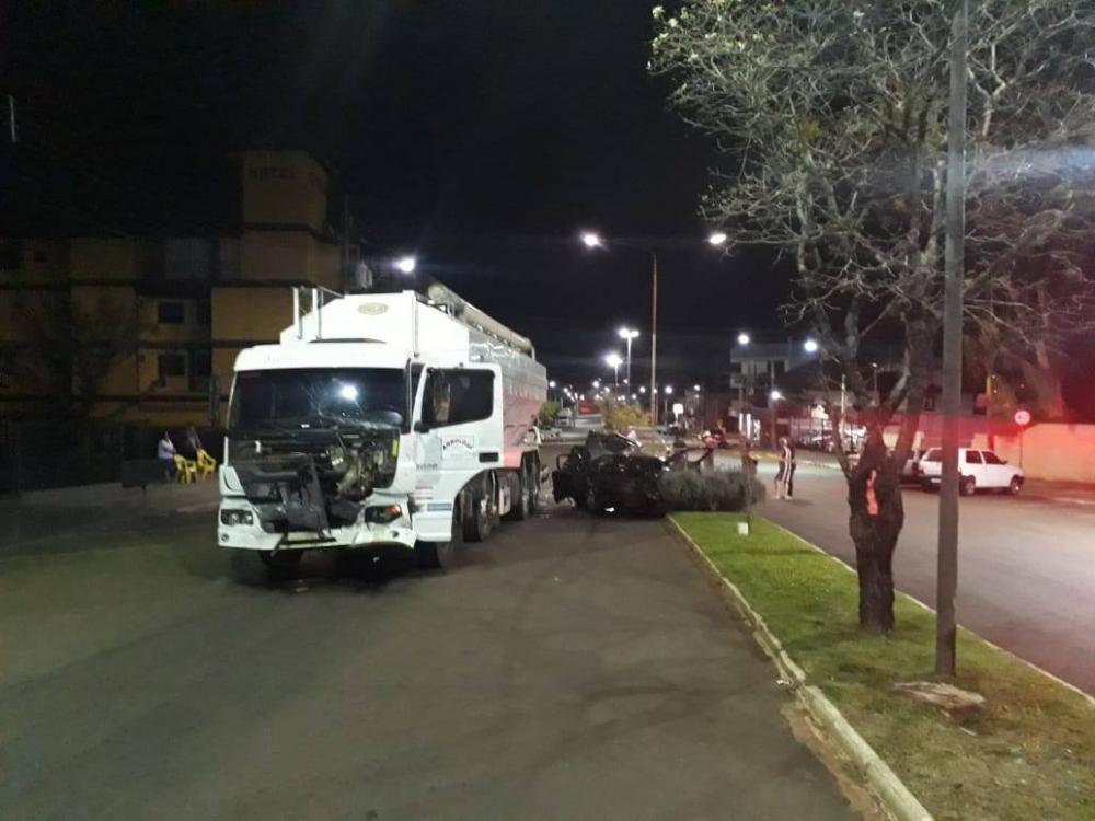 Colisão entre automóvel e caminhão aconteceu na Avenida Costa e Silva (Foto: Divulgação/BM)