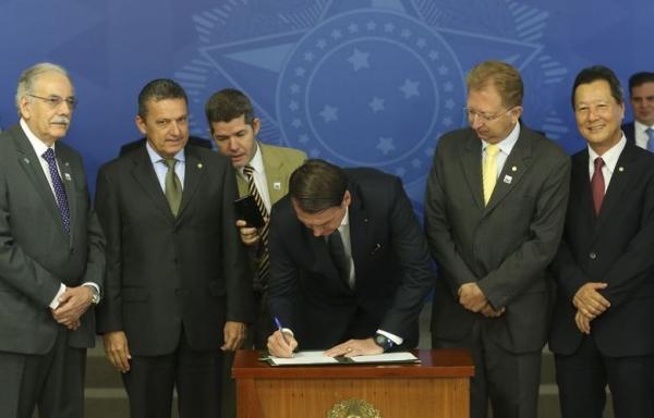 Decreto foi assinado nesta quinta-feira, em cerimônia realizada no Palácio do Planalto (Foto: Reprodução/Agência do Rádio)