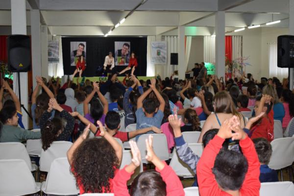 Programação teve apresentações artísticas e encenação de peça teatral (Foto: Divulgação/ASCOM Tenente Portela)