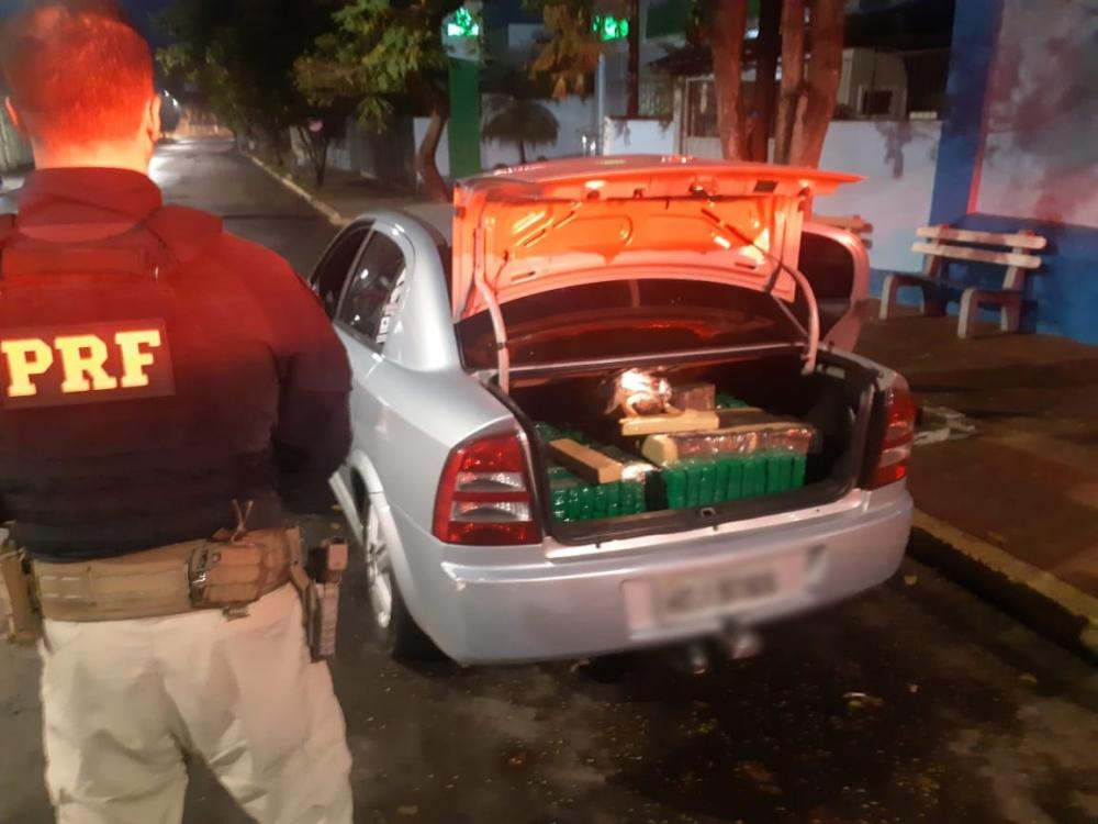 Droga era transportada em um automóvel (Foto: Divulgação/PRF)