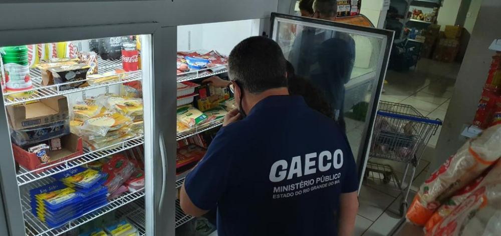 Produtos estavam fora do prazo de validade ou não tinham procedência ou rotulagem (Foto: Divulgação/MP-RS)