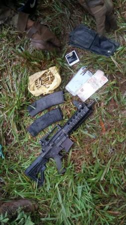 Fuzil, munição e dinheiro encontrados com o criminoso morto no interior de Campina das Missões (Foto: Divulgação/Brigada Militar)