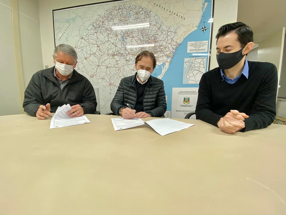 Termo foi assinado pelo prefeito Locatelli e o diretor do Daer (Foto: Divulgação)