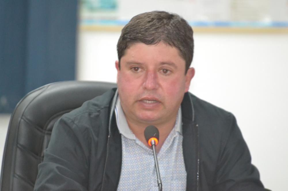 Elson Bueno Martins destacou a colocação de cascalho nas estradas vicinais (Foto: Diones Roberto Becker)