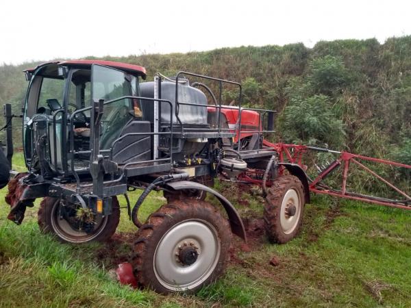 Vítima conduzia um pulverizador que caiu às margens da BR 468 (Foto: Reprodução/WhatsApp)