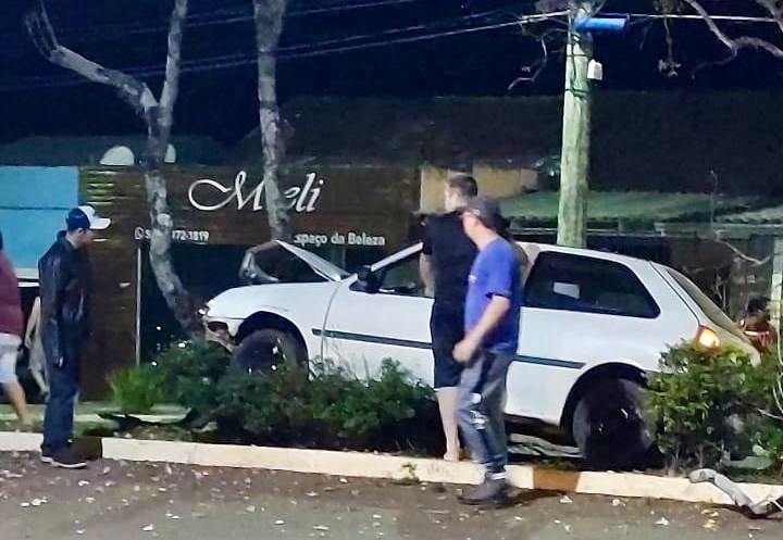 VW Gol colidiu contra uma árvore no canteiro central da Avenida Costa e Silva (Foto: Reprodução/WhatsApp)