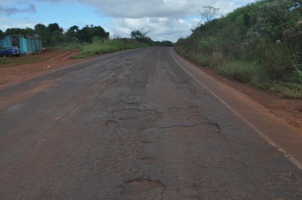 Na ERS-330 os motoristas precisam de paciência para escapar dos buracos (