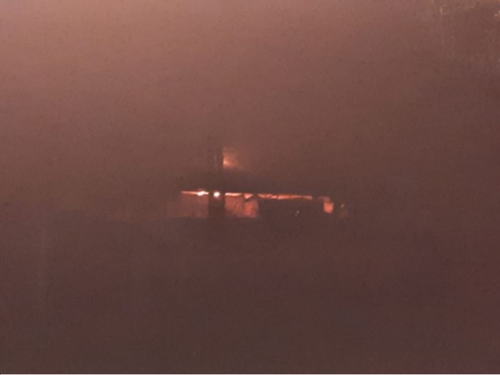 O fogo iniciou em um caminhão-caçamba (Foto: Reprodução/ TP News/ Internauta