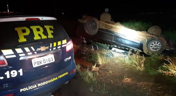 Acidente de trânsito ocorreu no final da noite desta sexta-feira (Foto: Divulgação/PRF)