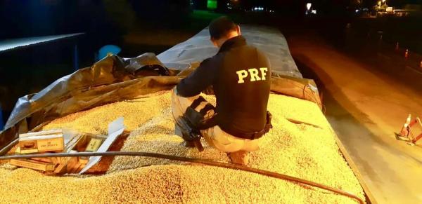 Cigarros oriundos do Paraguai foram encontrados em meio a uma carga de milho a granel (Foto: Divulgação/PRF)
