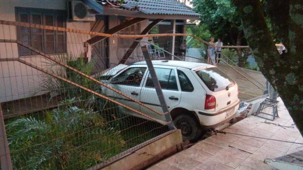 Automóvel derrubou a grade e colidiu contra o imóvel (Foto: Reprodução/WhatsApp)