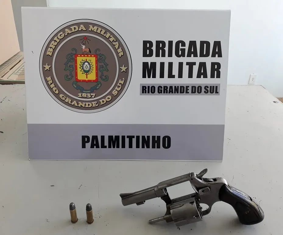 Policiais militares apreenderam um revólver e duas munições (Foto: Divulgação/BM)