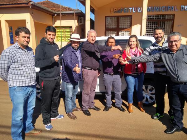 Ato de entrega ocorreu no último sábado (Foto: ASCOM Miraguaí)