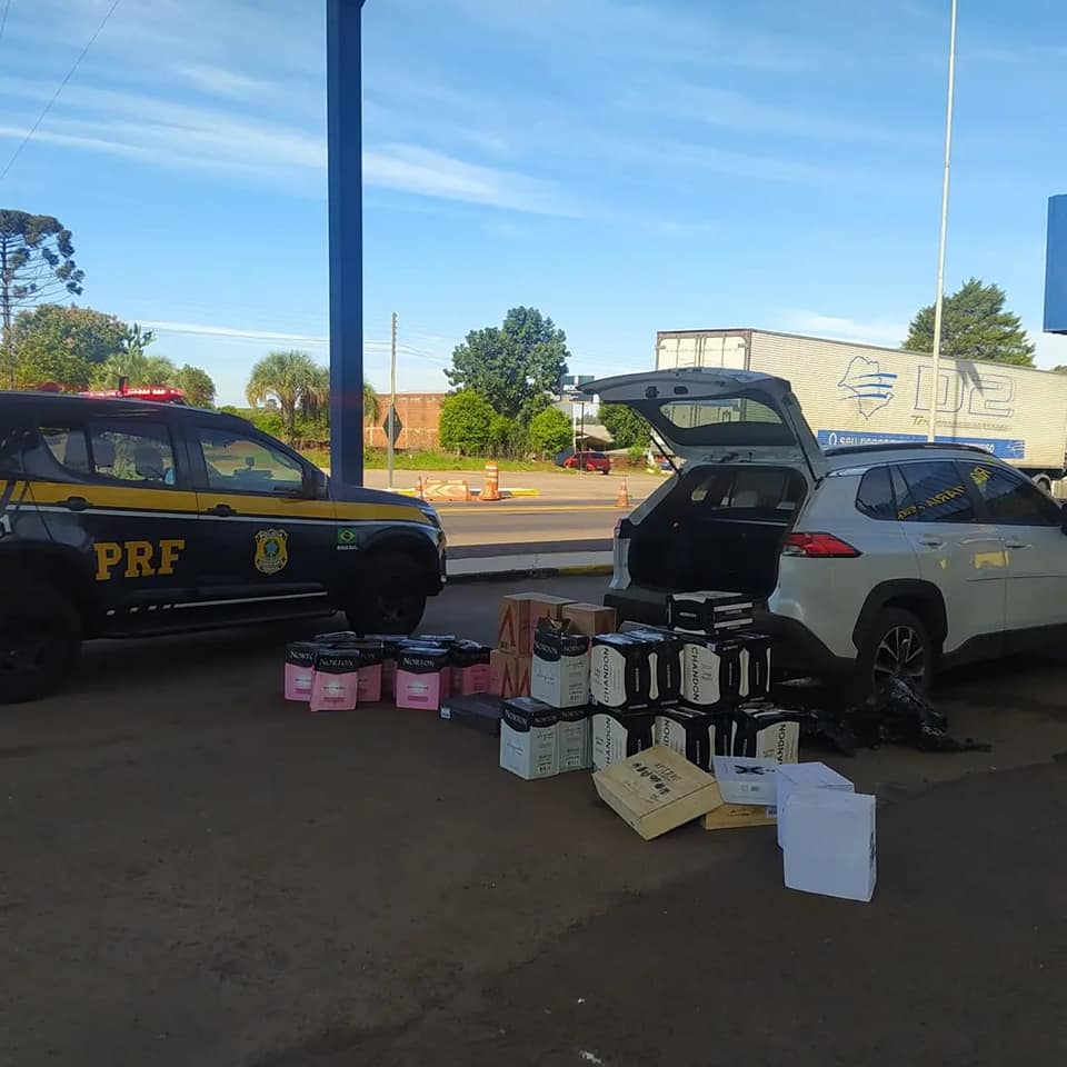 Duas pessoas que estavam em cada carro responderão pelo crime de descaminho (Foto: Divulgação/PRF)