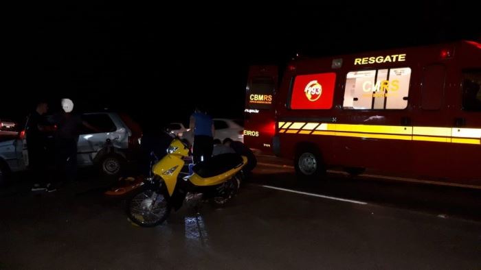 Envolveram-se na colisão um Fiat Uno e uma Honda Biz (Foto: Luís Carlos Pez/TP News)