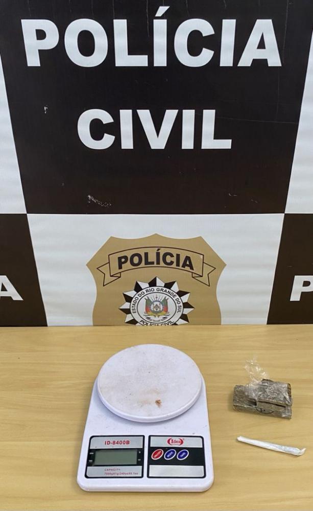 As drogas e uma balança foram encontradas na residência do indivíduo (Foto: Divulgação/Policia Civil)