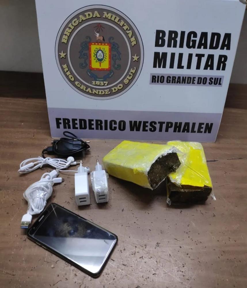 Foram apreendidas 650 gramas de maconha, um telefone celular e carregadores (Foto: Divulgação/BM)