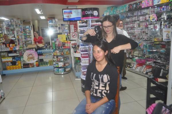 Clientes que compraram produtos da Vittis Cosméticos ganharam uma escova e uma hidratação a laser no cabelo (Fotos: Jonas Martins)