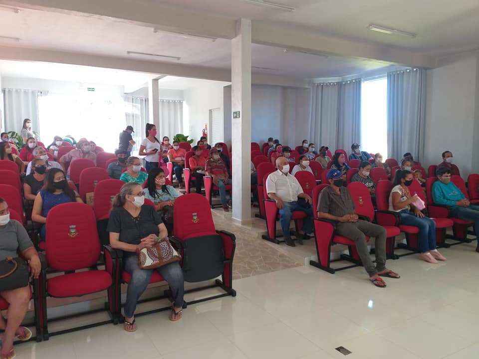Beneficiários do programa em encontro no auditório municipal (Foto: Divulgação)