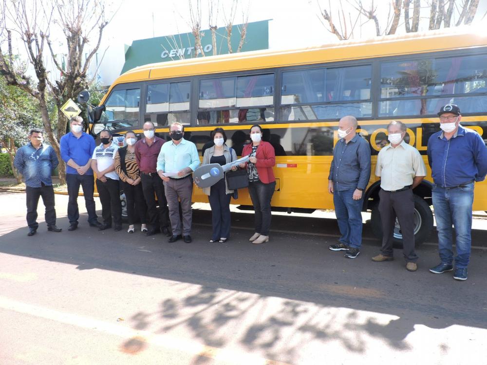 Veículo coletivo foi entregue em ato em frente à prefeitura de Redentora (Foto: Divulgação)