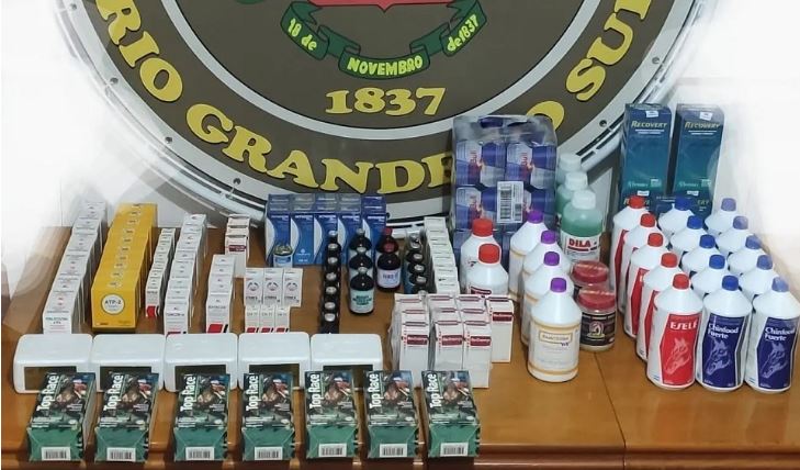 Mercadoria e o veículo foram apreendidos (Foto: Divulgação/7ºBPM)