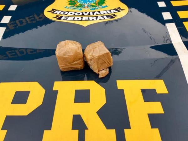 Droga encontrada na manhã desta sexta-feira, no automóvel com placas de Não-Me-Toque (Foto: Divulgação/PRF)
