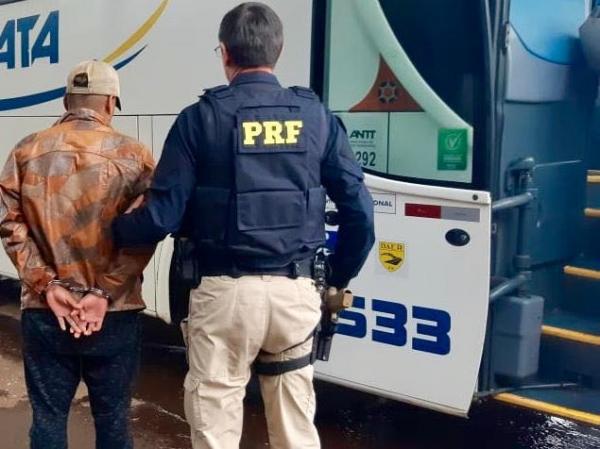 Após os trâmites legais, o acusado de tentativa de homicídio foi recolhido ao presídio estadual de Sarandi (Foto: Divulgação/PRF)