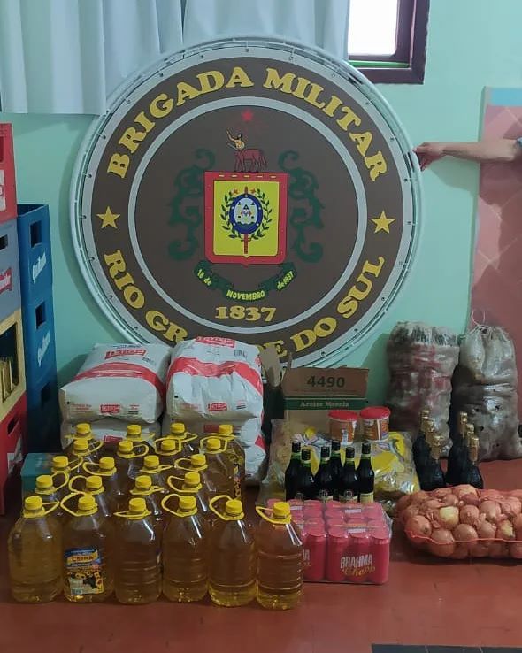Mercadorias apreendidas foram avaliadas em R$ 9,8 mil (Foto: Divulgação/7º BPM)