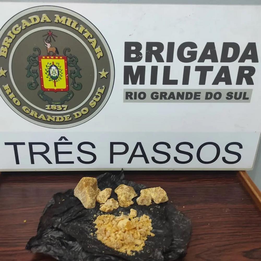 Foram apreendidas 98 gramas de crack (Foto: Divulgação/BM)