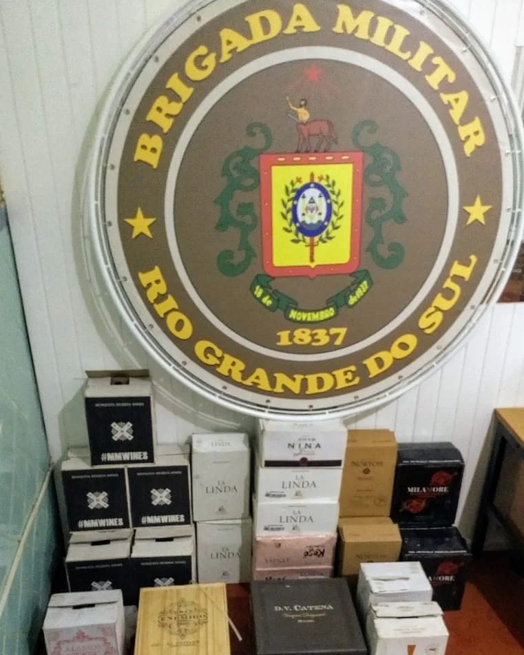 Produtos contrabandeados seriam encaminhados à Receita Federal em Santo Ângelo (Foto: Divulgação/BM)